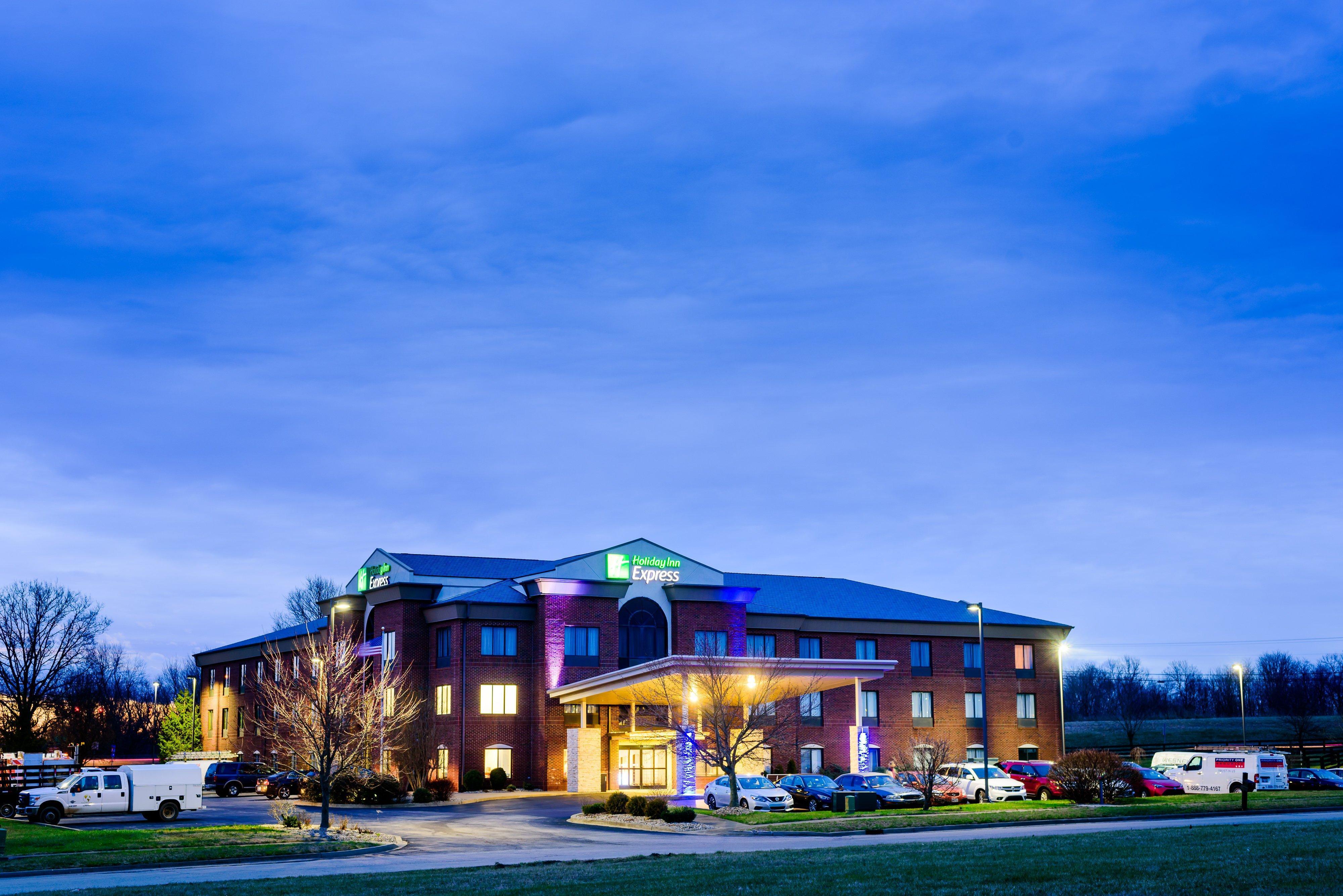 Holiday Inn Express & Suites Shelbyville By Ihg Exterior photo